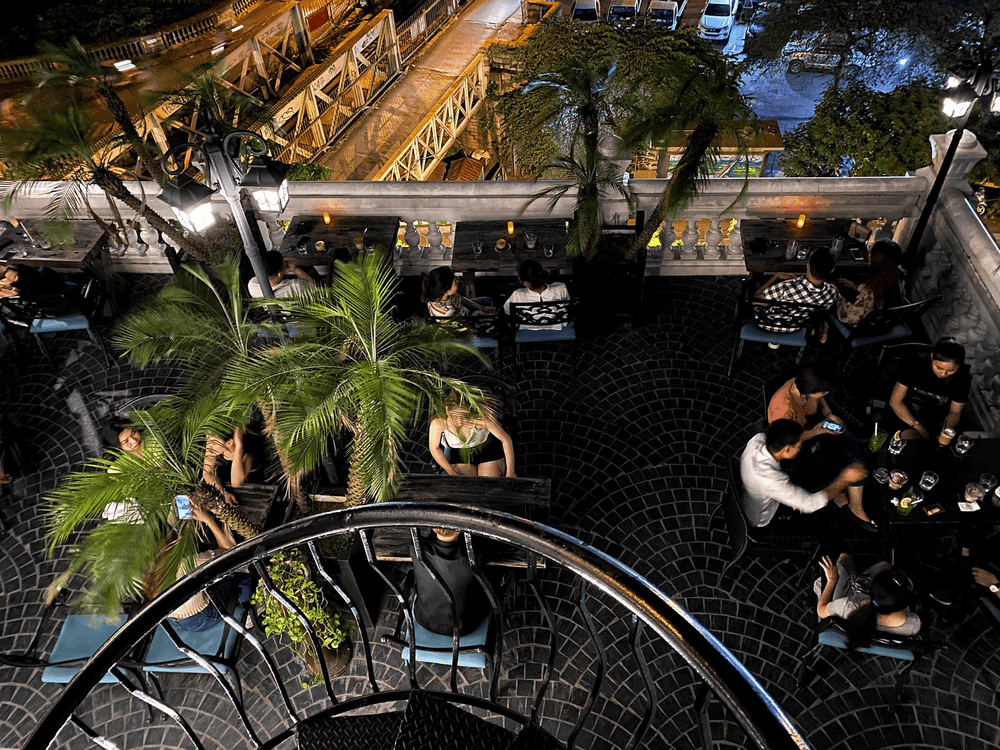 Serein Cafe & Lounge mang đến vẻ đẹp cổ điển v&agrave; sang trọng, th&iacute;ch hợp cho những ai t&igrave;m kiếm sự tĩnh lặng (Nguồn: Serein Cafe & Lounge)